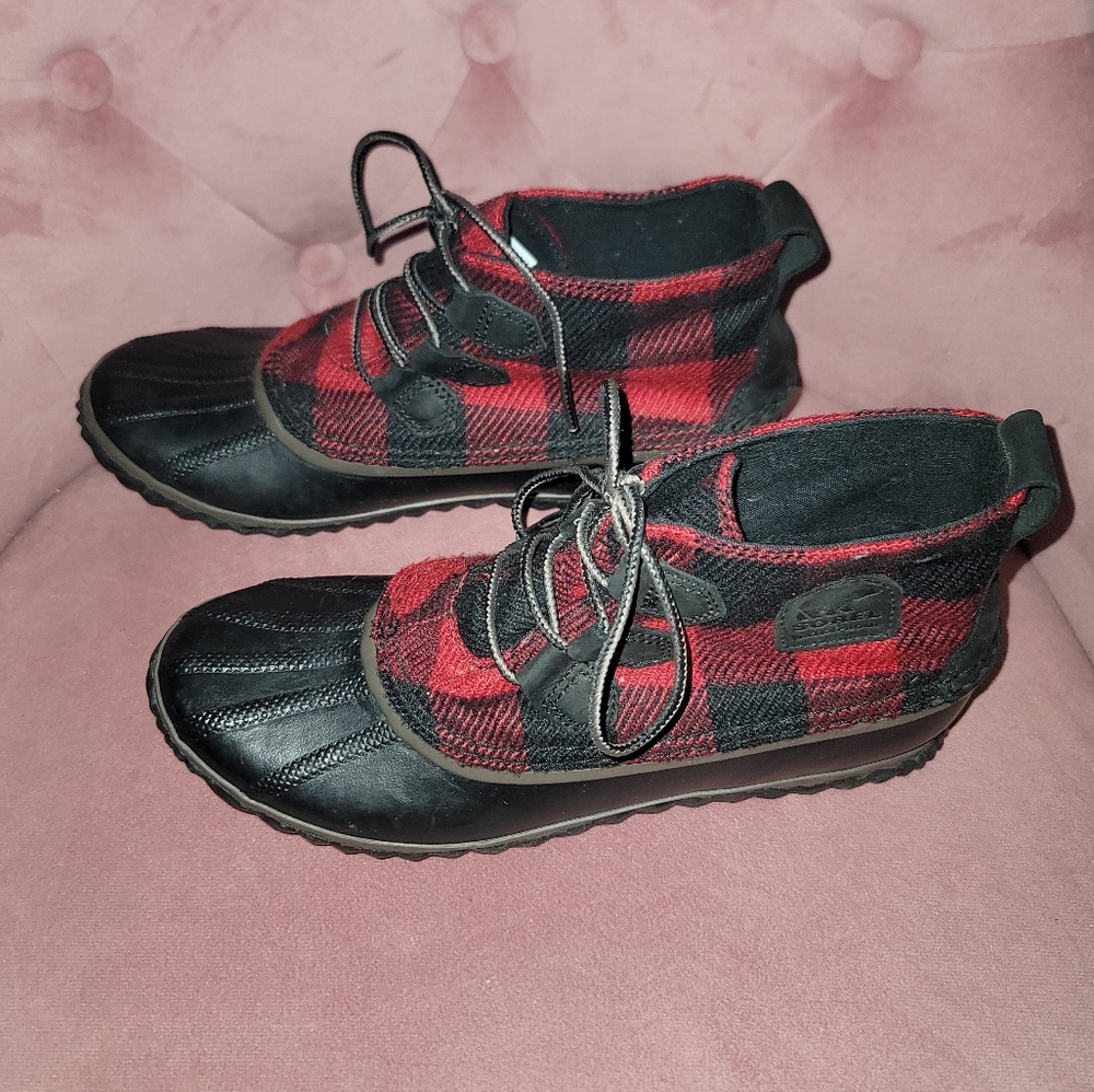 Women's SOREL Out 'N About Boot Red/Black Buffalo Plaid *Sz 9* Practically NEW!!